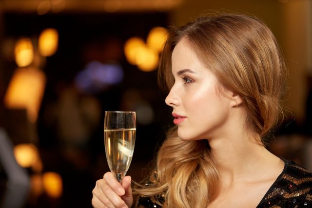 シャンパンを飲もうとしている女性